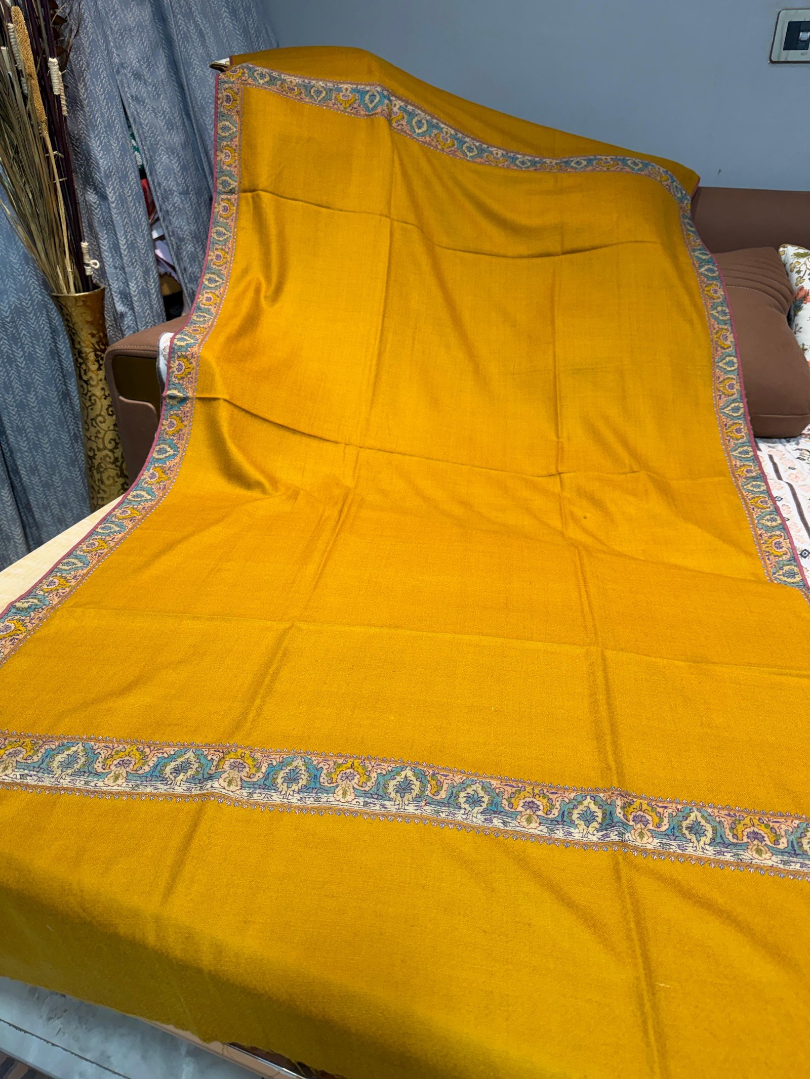 Do-rukha border on pure pashmina 